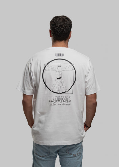Die fotografierte Person trägt ein weißes T-Shirt mit einem großflächigen, zentralen Aufdruck auf dem Rücken. Zu sehen ist eine humorvolle Version von Leonardos Vitruvianischem Menschen: muskulöser Körper, mehrfach dargestellte Gliedmaßen, Katzenkopf, schwarze Unterhose. Über der Figur ist ein schmaler Barcode mit der Aufschrift „CHEAT RESPONSIBLY.“ zu sehen. Unter der Grafik steht der Marken-Slogan „CHEAT YOUR CHEAT DAY“ in mehreren Sprachen, darunter Hebräisch, Koreanisch, Arabisch, Kyrillisch und Lateinb