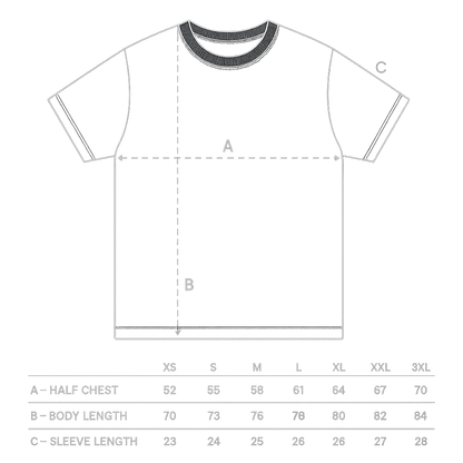 Größentabelle mit Skizze eines T-Shirts. Die Maße sind: A – halber Brustumfang, B – Körperlänge, C – Ärmellänge. Für Größen XS bis 3XL sind folgende Werte angegeben (in cm):
XS: A = 52, B = 70, C = 23
S: A = 55, B = 73, C = 24
M: A = 58, B = 76, C = 25
L: A = 61, B = 78, C = 26
XL: A = 64, B = 80, C = 26
XXL: A = 67, B = 82, C = 27
3XL: A = 70, B = 84, C = 28