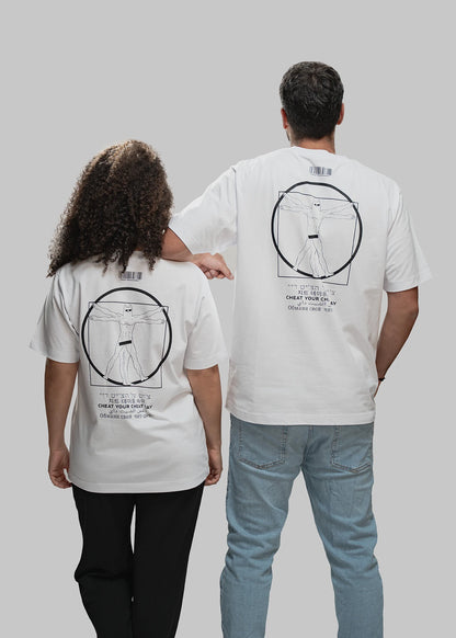 Das Bild zeigt zwei Personen von hinten vor grauem Hintergrund. Beide tragen weiße T-Shirts mit einem schwarzen, zentral platzierten Druck auf dem Rücken. Dieser zeigt eine an Leonardo da Vincis „Vitruvianischem Menschen“ angelehnte Figur mit Maske und Sixpack in einem Kreis und Quadrat. Unterhalb des Motivs steht der Claim „CHEAT YOUR CHEAT DAY“ in sechs verschiedenen Sprachen. Über dem Motiv befindet sich ein minimalistischer Barcode. Die linke Person trägt schwarze Hose und hat mittellanges, lockiges Haa